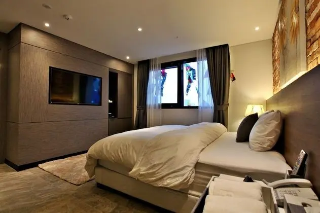 Deluxe Double Room (2 PM Check-in on Mon-Thu / Streaming Service)