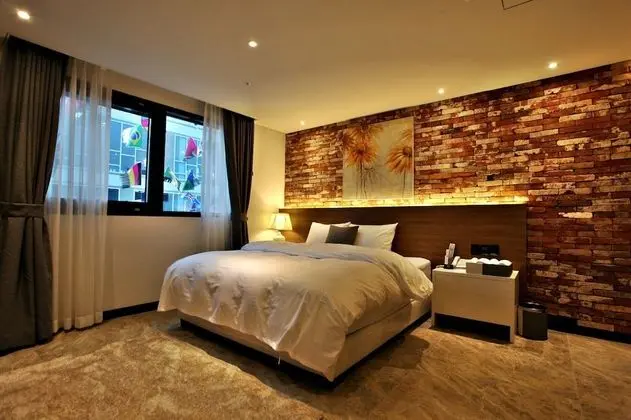 Deluxe Double Room (2 PM Check-in on Mon-Thu / Streaming Service)