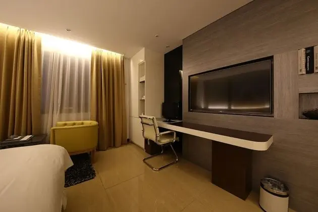 Deluxe Double Room (2 PM Check-in on Mon-Thu / Streaming Service)