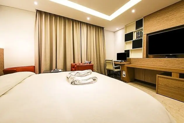 Deluxe Double Room (2 PM Check-in on Mon-Thu / Streaming Service)