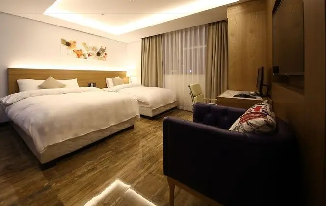 Deluxe Room (Random Bed Type / 2 PM Check-in on Mon-Thu / Streaming Service)