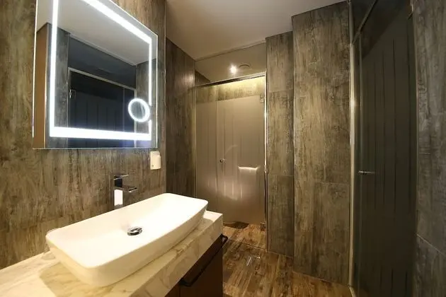 Deluxe Room (Random Bed Type / 2 PM Check-in on Mon-Thu / Streaming Service)