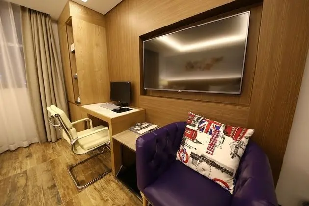 Deluxe Room (Random Bed Type / 2 PM Check-in on Mon-Thu / Streaming Service)