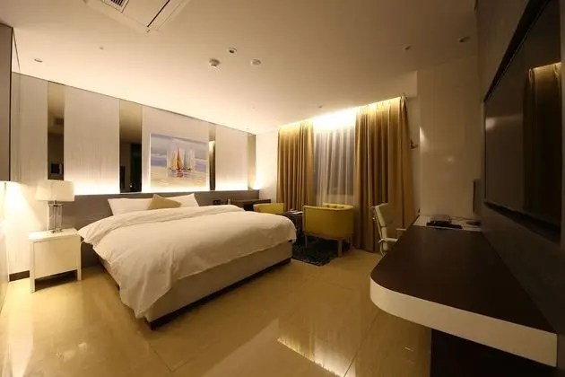 Deluxe Room (Random Bed Type / 2 PM Check-in on Mon-Thu / Streaming Service)