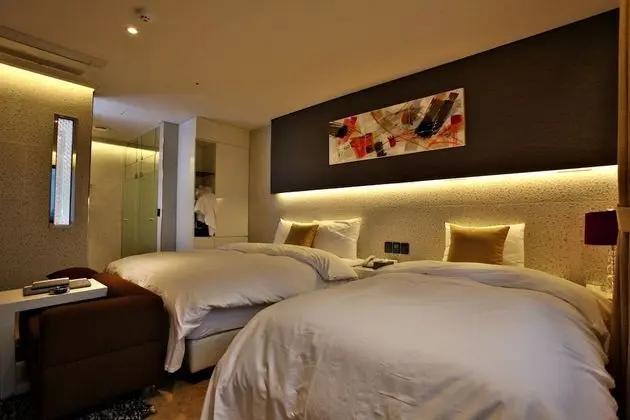 Deluxe Twin Room (2 PM Check-in on Mon-Thu / Streaming Service)