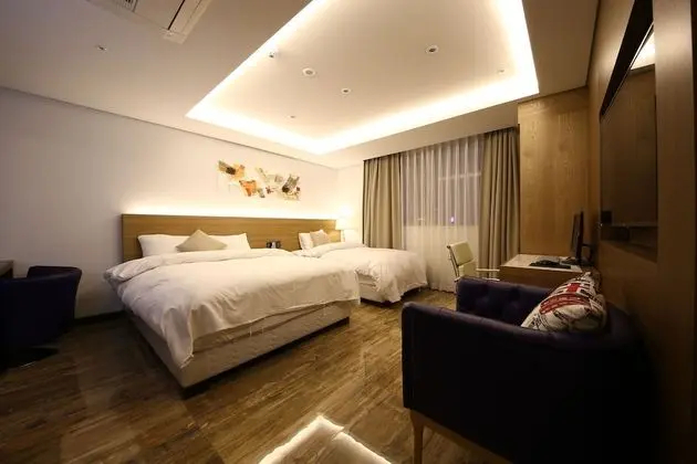 Deluxe Twin Room (2 PM Check-in on Mon-Thu / Streaming Service)
