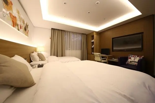 Deluxe Twin Room (2 PM Check-in on Mon-Thu / Streaming Service)