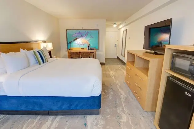 1 King Bed Poolview