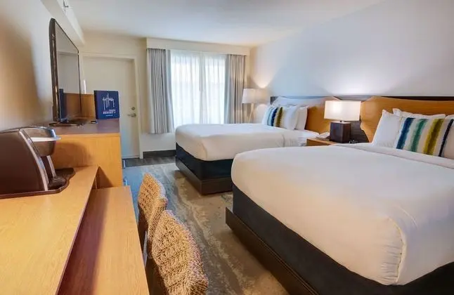2 Queen Beds with Balcony