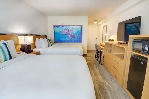 2 Queen Beds with Balcony