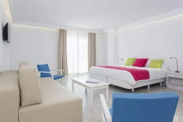 Superior Tek Büyük Yataklı Oda, Havuz Manzaralı (2 Adults + 1 Child)