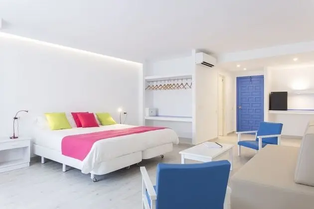 Superior Tek Büyük Yataklı Oda, Havuz Manzaralı (2 Adults + 2 Children)