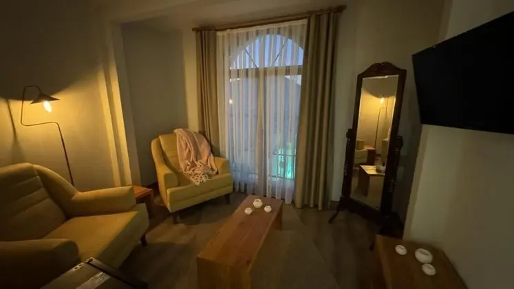 Aile Odası, Havuz Manzaralı, Fransız Balkonlu