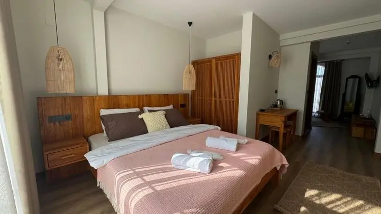 Aile Odası, Havuz Manzaralı, Fransız Balkonlu