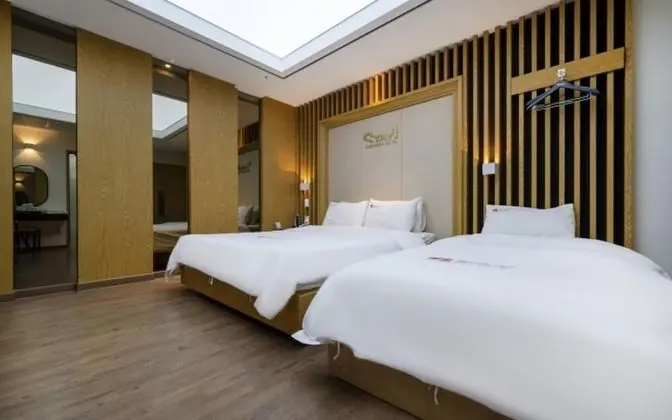 Oda (Suite Twin Room-Tempur Mattress (Brea)