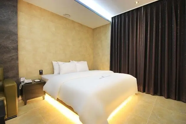 Oda (Business (breakfast provided Netflix )