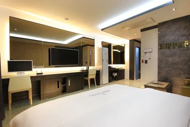 Oda (Business (breakfast provided Netflix )