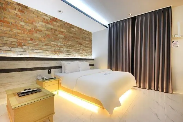 Oda (Business (breakfast provided Netflix )