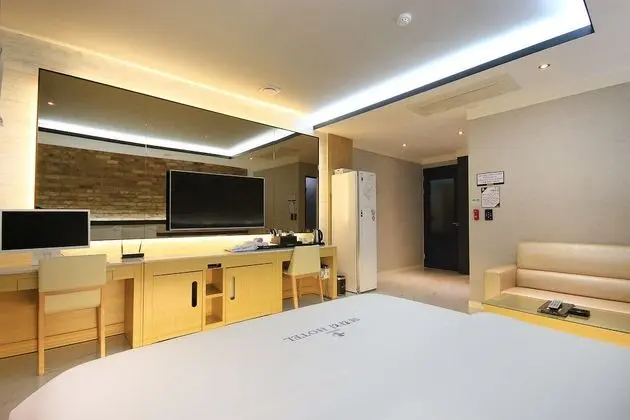 Oda (Business (breakfast provided Netflix )