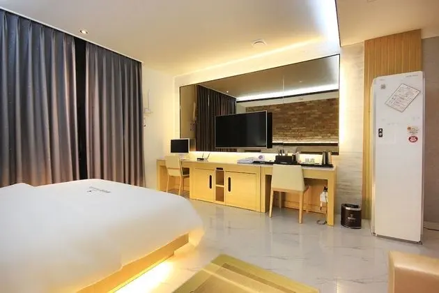 Oda (Business (breakfast provided Netflix )