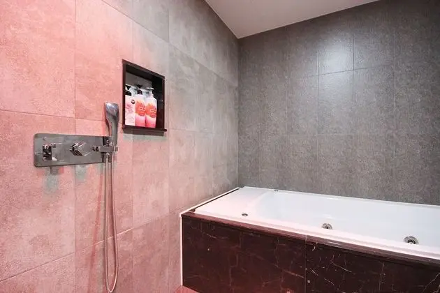 Oda (Business (breakfast provided Netflix )