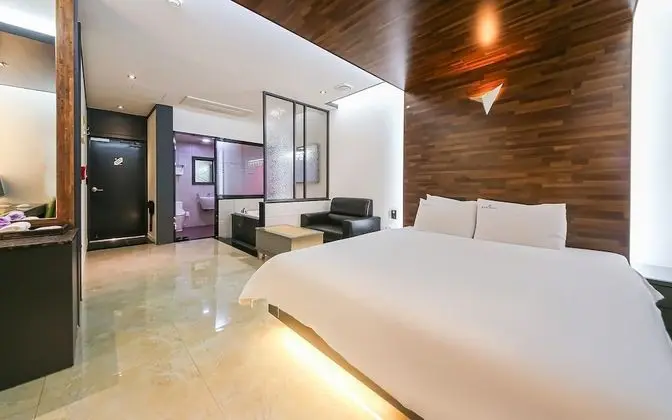 Oda (Drive-in (breakfast provided couple s)