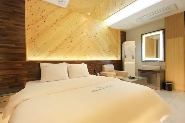 Oda (Drive-in (breakfast provided couple s)