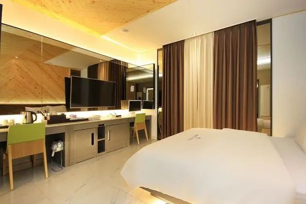 Oda (Drive-in (breakfast provided couple s)