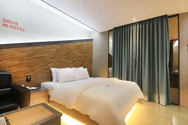 Oda (Drive-in (breakfast provided couple s)