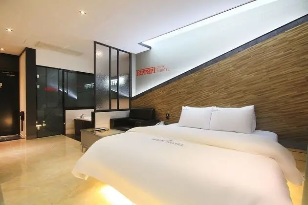 Oda (Drive-in (breakfast provided couple s)