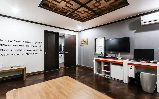 Oda (Korean room (Netflix Disney Plus avai)