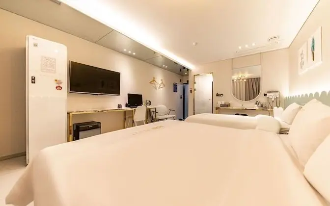 Oda (Double bed (with styler & air purifie)
