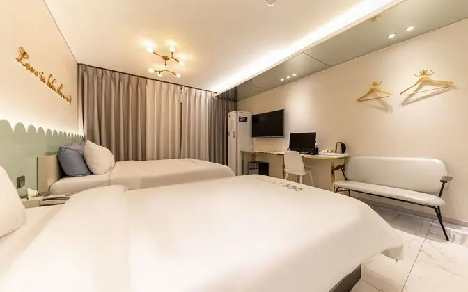 Oda (Double bed (with styler & air purifie)