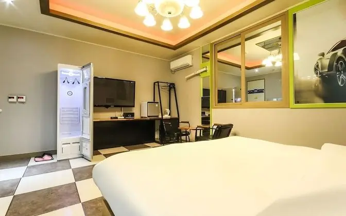 Oda (Suite room B (Air Purifier + Styler))