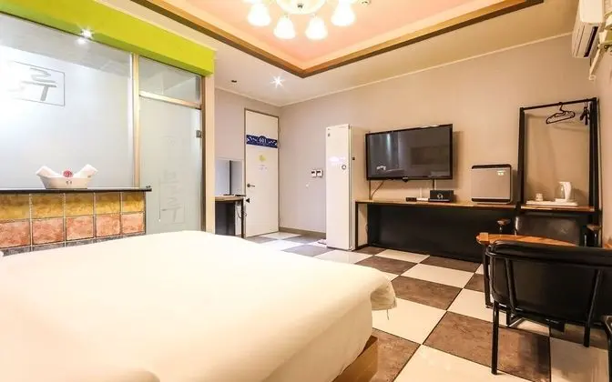 Oda (Suite room B (Air Purifier + Styler))