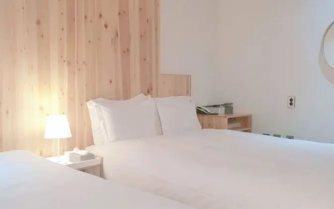 Oda (Twin bed (with Simmons bed Netflix av)