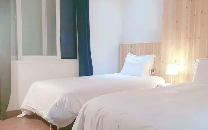 Oda (Twin bed (with Simmons bed Netflix av)