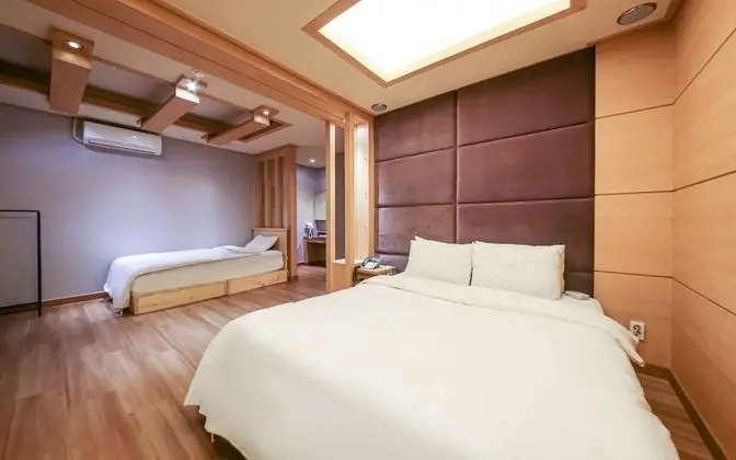 Oda (Premium Twin (Double + Single Bed))