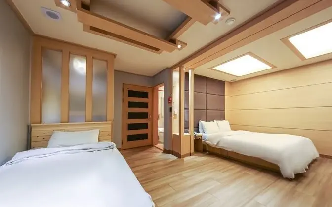 Oda (Premium Twin (Double + Single Bed))