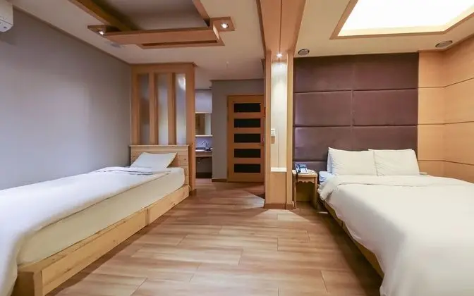 Oda (Premium Twin (Double + Single Bed))
