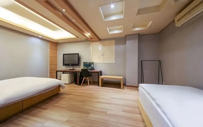 Oda (Premium Twin (Double + Single Bed))