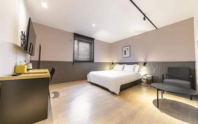 Oda (Deluxe (Netflix Available Bidet))