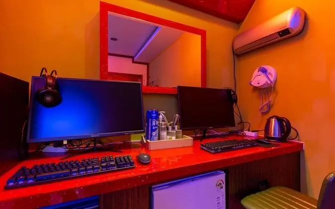 Oda (Business Twin - Couple PC Gaming Room)