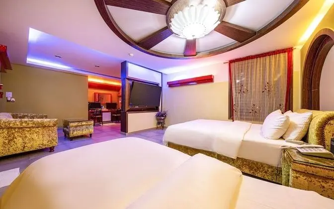 Oda (Business Twin - Couple PC Gaming Room)