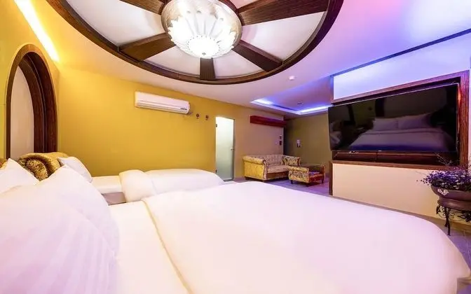 Oda (Business Twin - Couple PC Gaming Room)