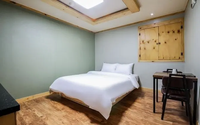 Oda (Deluxe (Netflix viewing 60-inch smart)