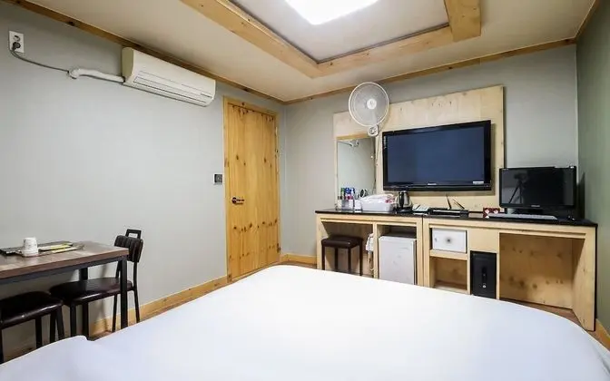 Oda (Deluxe (Netflix viewing 60-inch smart)