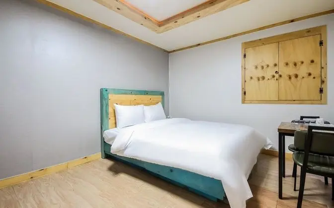 Oda (Deluxe (Netflix viewing 60-inch smart)