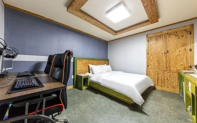 Oda (Gaming room couple PC(PUBG Netflix St)