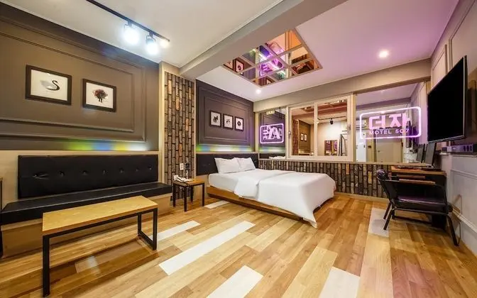 Oda (Semi-Suite room (Netflix available))